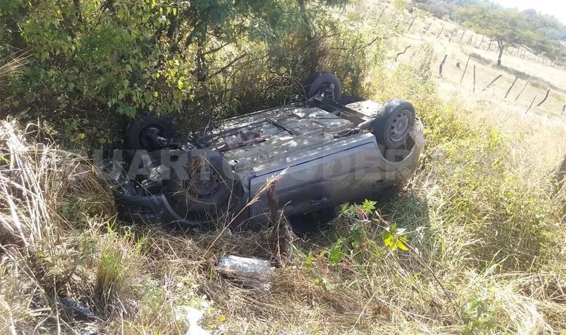 Mujeres atrapadas al volcar un Ford Fiesta