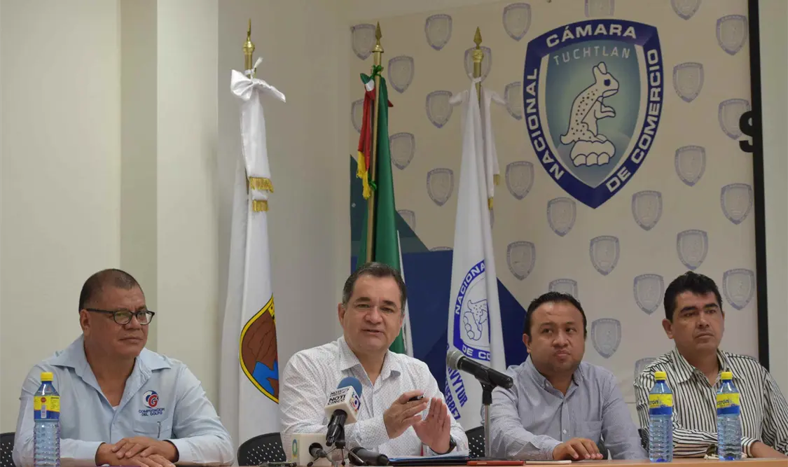 En conferencia de prensa, integrantes de la Canaco-Tuxtla, Oscar Gabriel Corzo Tovilla. Foto: Guillermo Ramos / CP