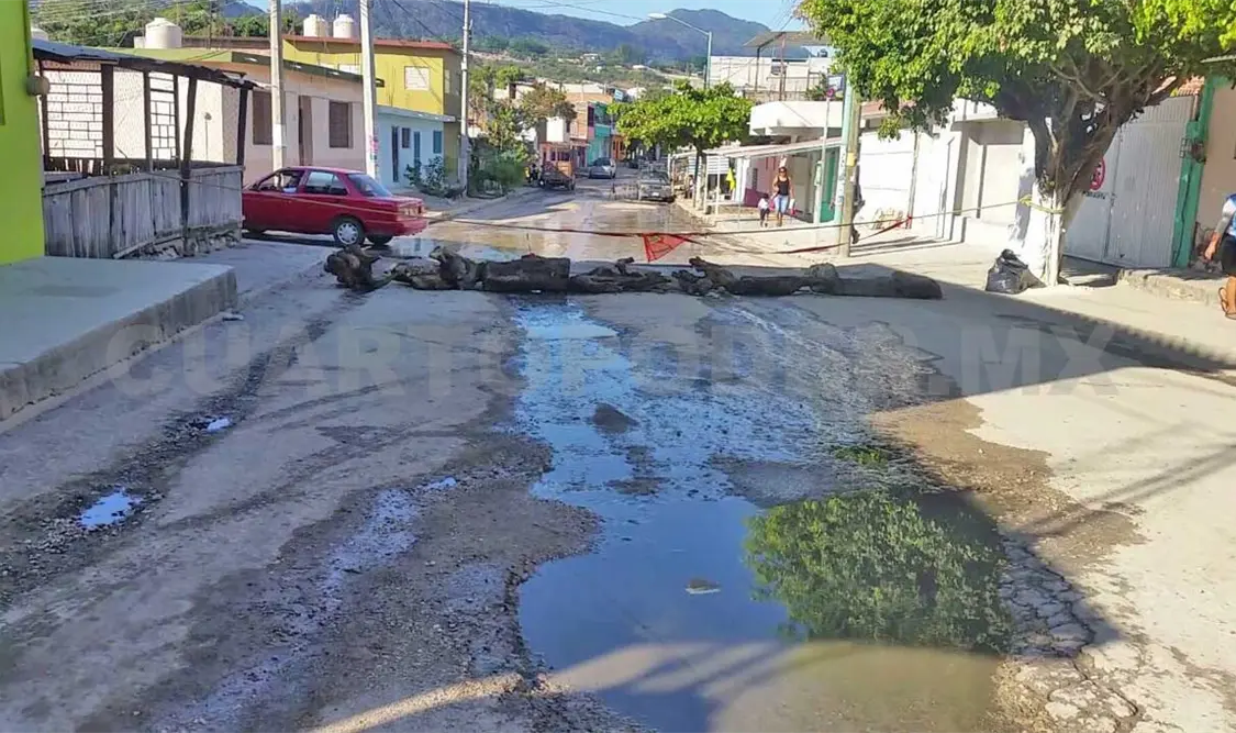 Calles y comercios quebrados por fuga de drenaje
