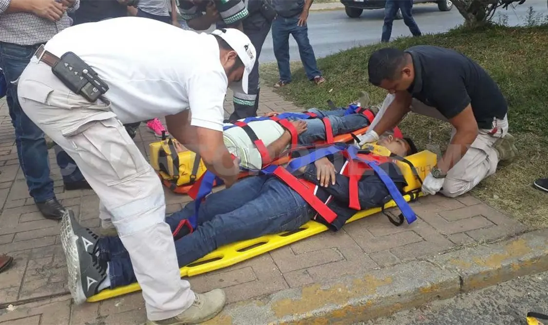 Motociclistas embestidos por vehículo desconocido