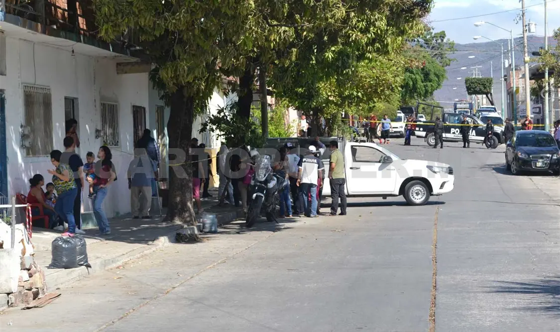 Hallan a hombre muerto; sentado en el inodoro