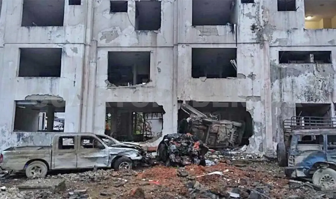 Ayer se registró la explosión en la parte superior de un edificio policial en la provincia de Esmeraldas, Ecuador. Agencias