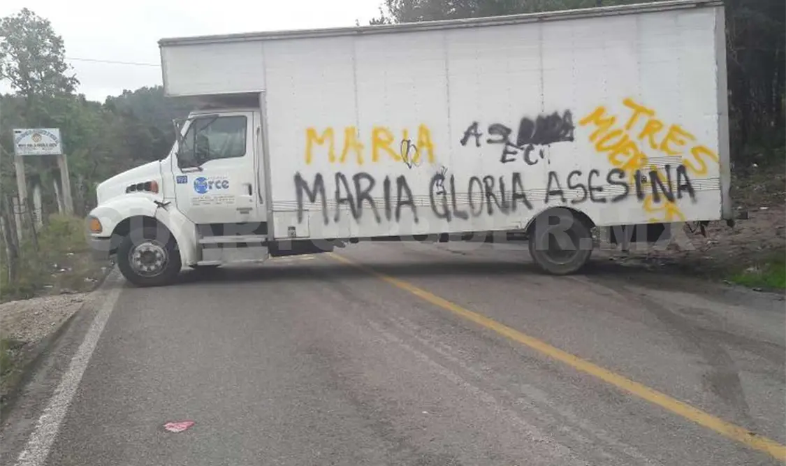 Un camión bloquea la entrada que comunica a San Cristóbal con Ocosingo y Palenque. Elio Henríquez / CP