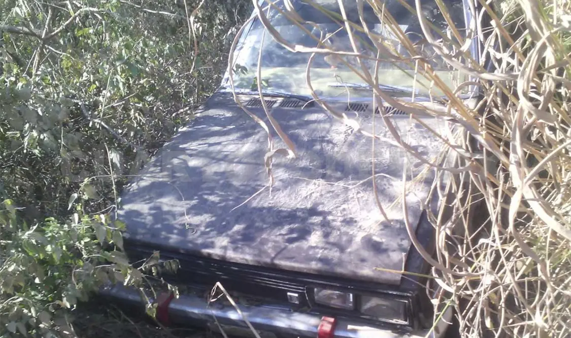 El conductor terminó por precipitarse a un barranco y acabó entre la maleza. Edberg Mayorga / CP