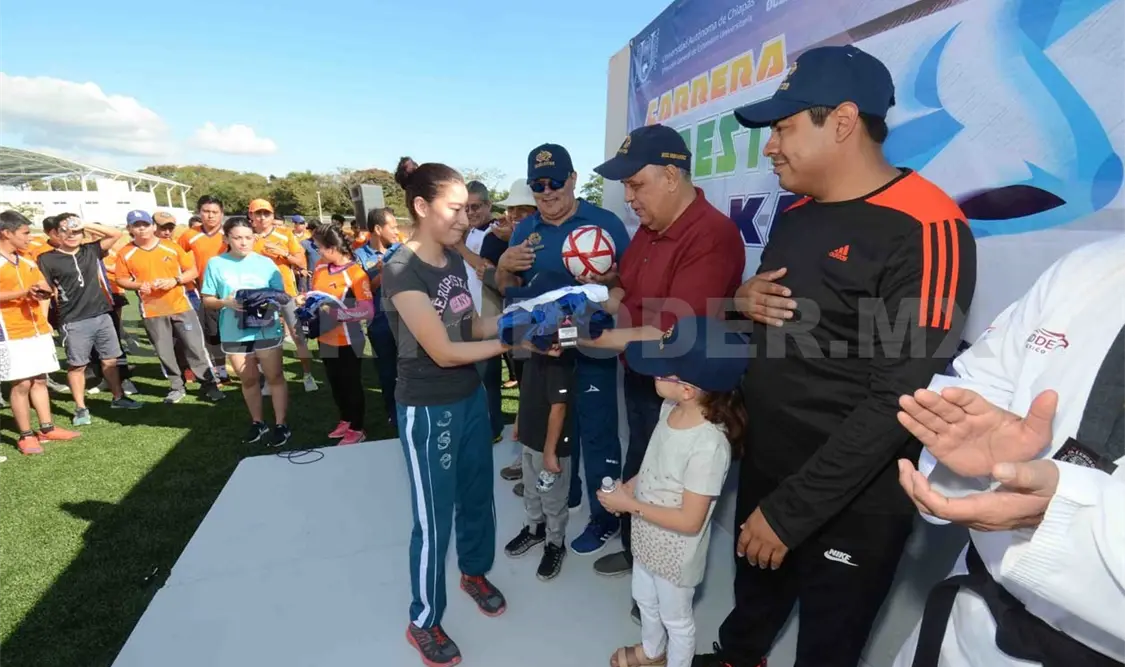 Participan alumnos en Carrera Pedestre