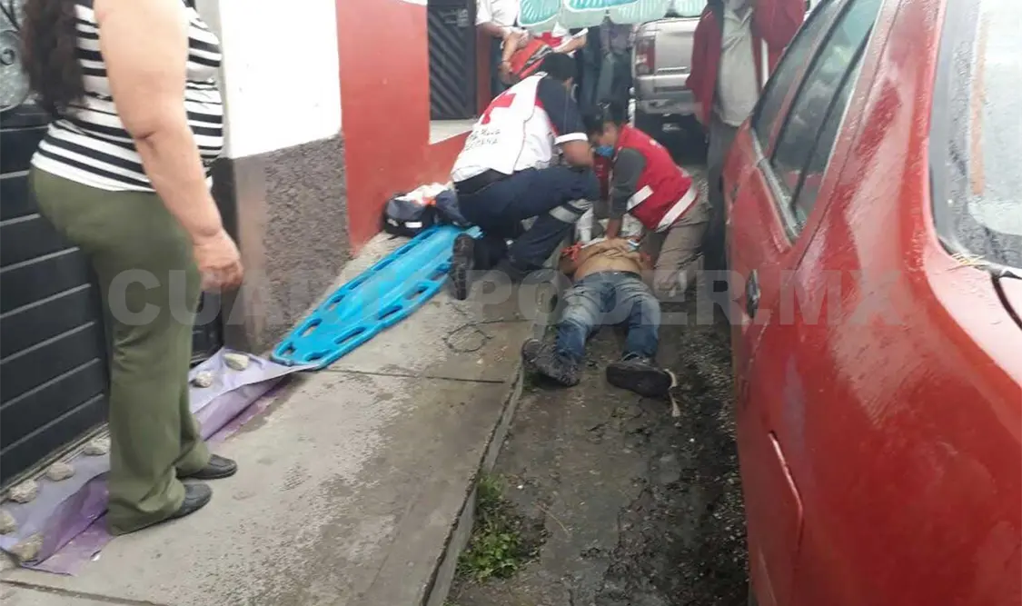 Sufrió descarga elétrica y murió al caer a la calle