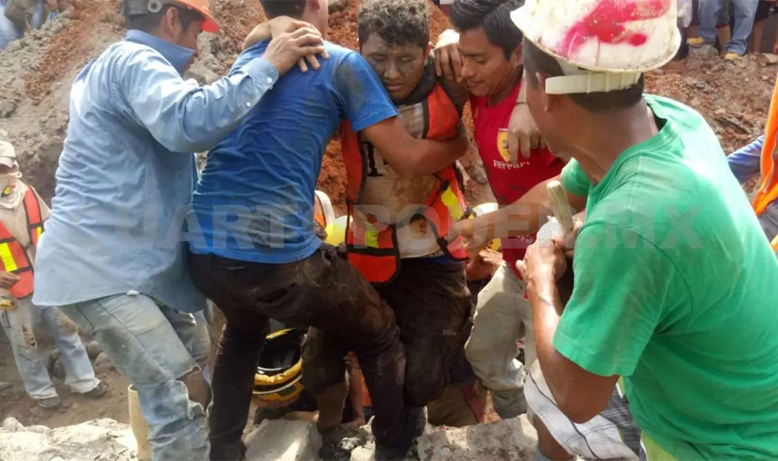 Derrumbe enterró a un obrero; fue rescatado con vida