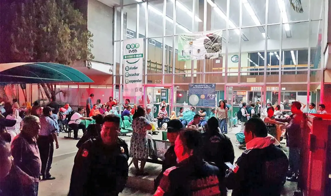 Evacuan a pacientes del hospital del IMSS