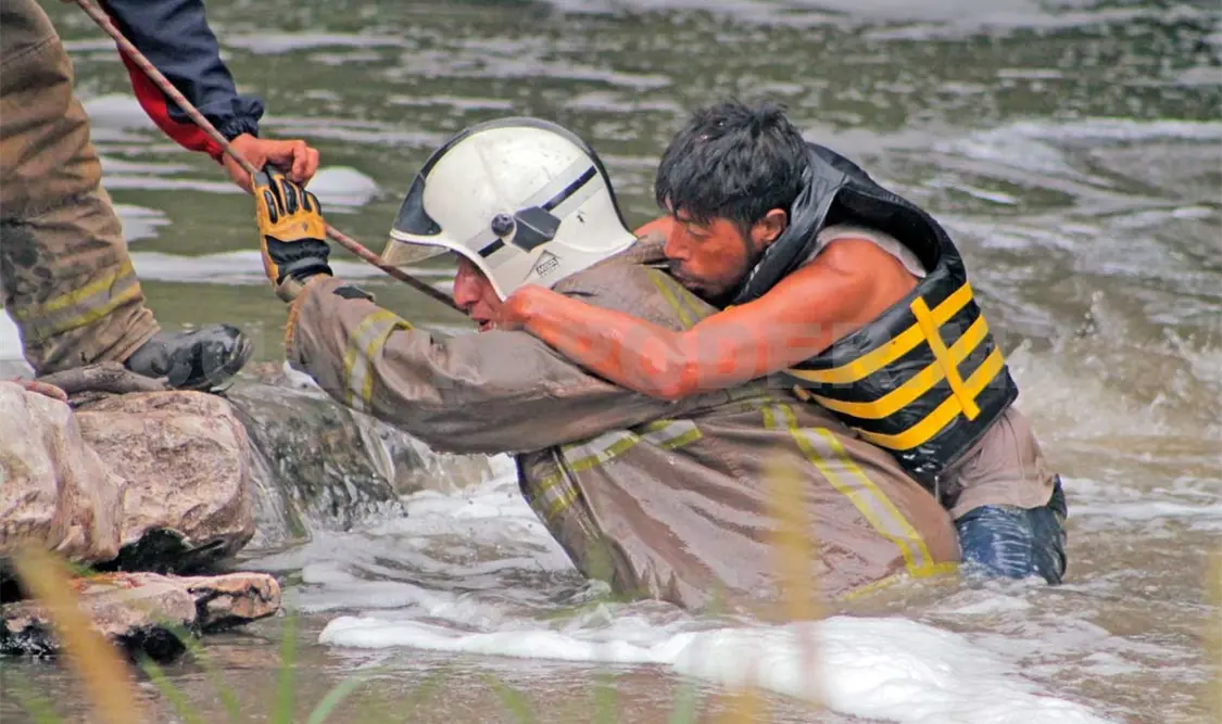Rescatan a sujeto tras sufrir caída al Río Sabinal