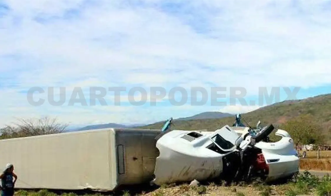 Un muerto y dos heridos en volcadura de tráiler