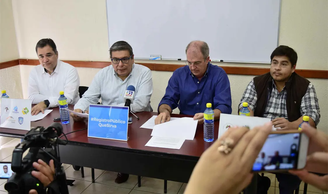 Colectivo de empresarios denominados #RegistroPúblicoQueSirva. Óscar León/Cp