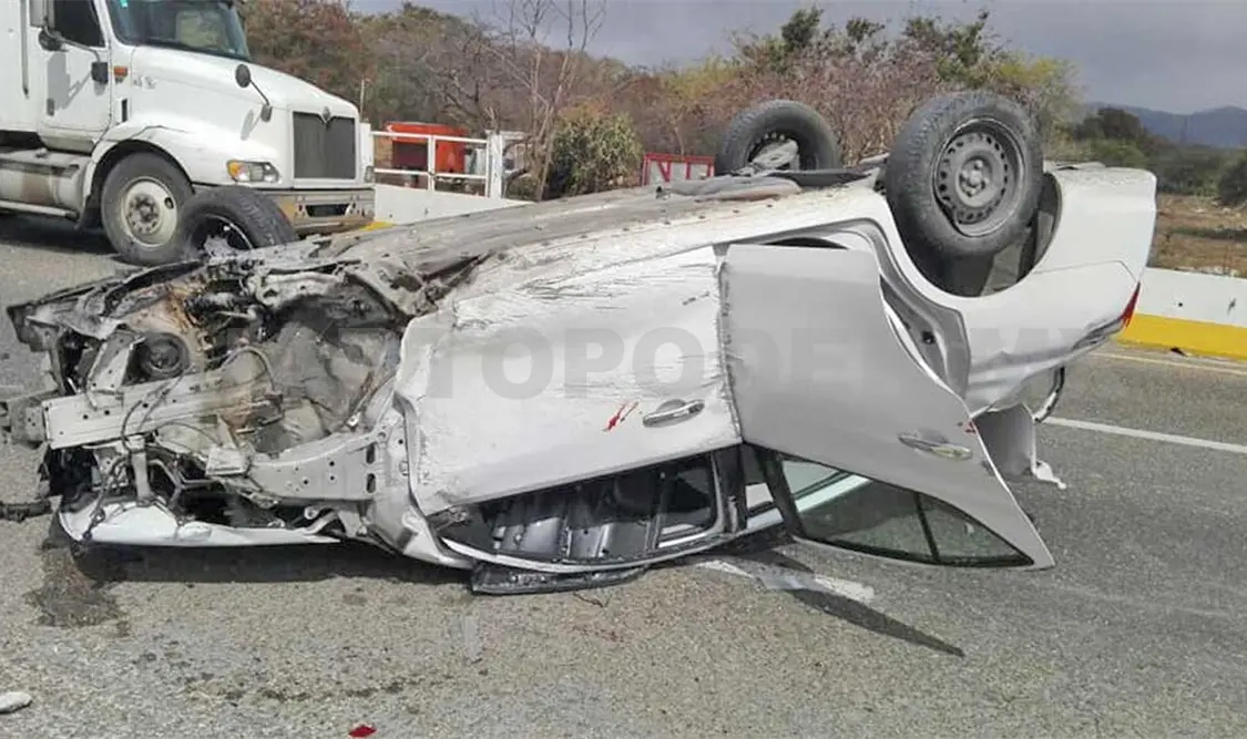 Sobrevive joven a volcadura en la carretera a Berriozábal