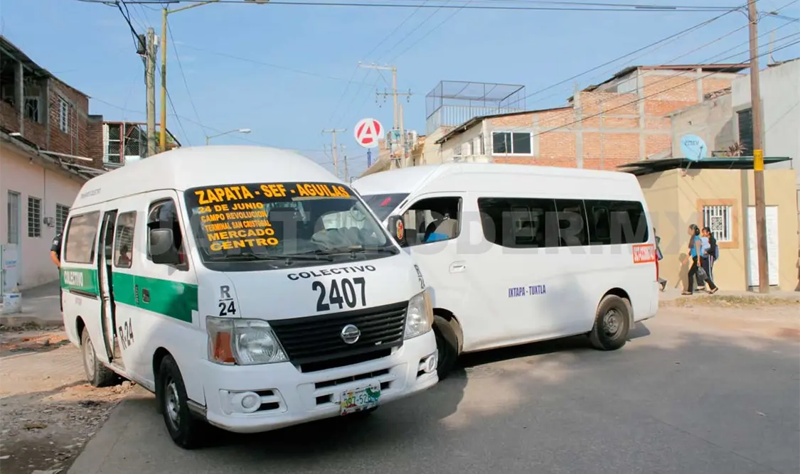 Se impactan dos colectivos; mujer resultó lesionada