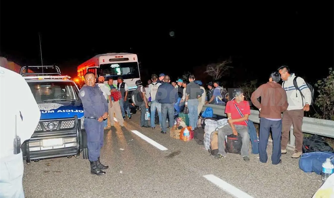 Autobús sin frenos se accidentó; 10 lesionados