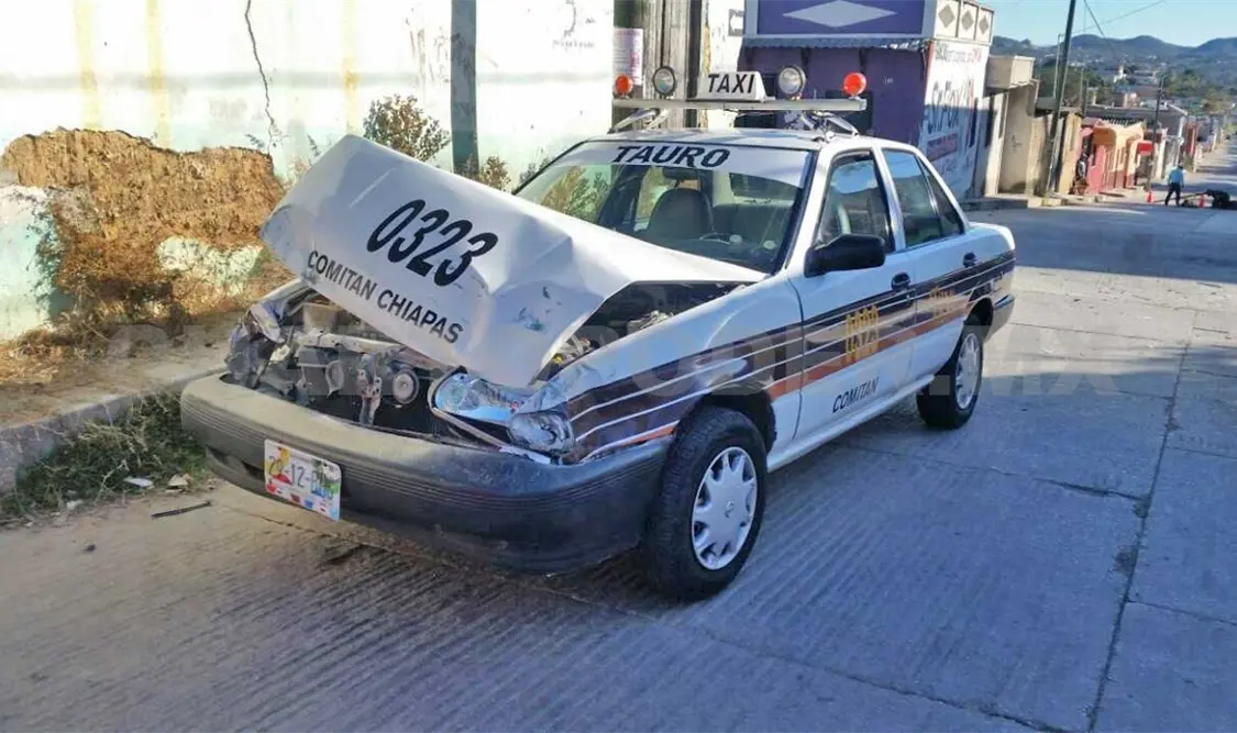 Patrullero se estrella de frente contra un taxi