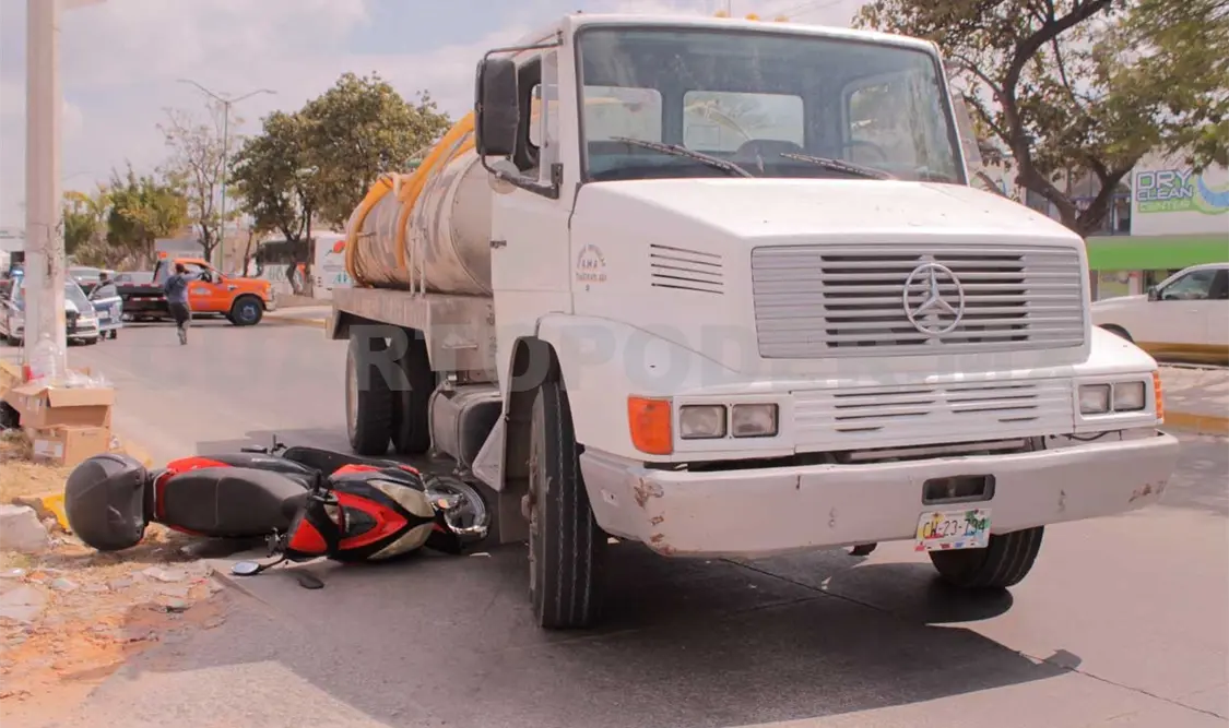 El motorista intentó rebasar por la derecha a una pipa de agua, impactándose contra ella y llevándose la peor parte.