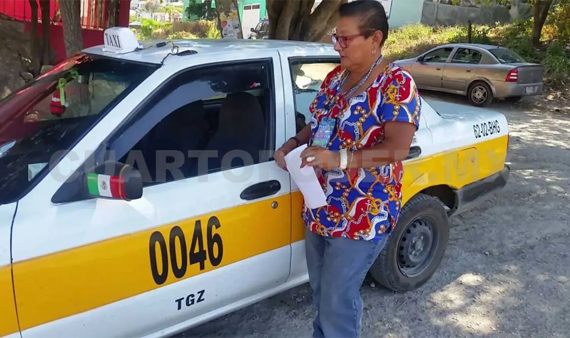 Madre soltera, conduce taxi por necesidad