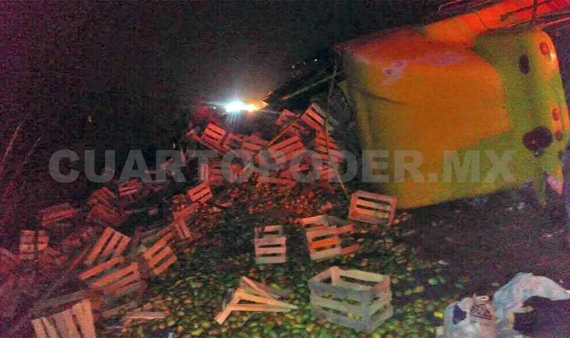 Vuelca tráiler cargado con mil 200 cajas de mango