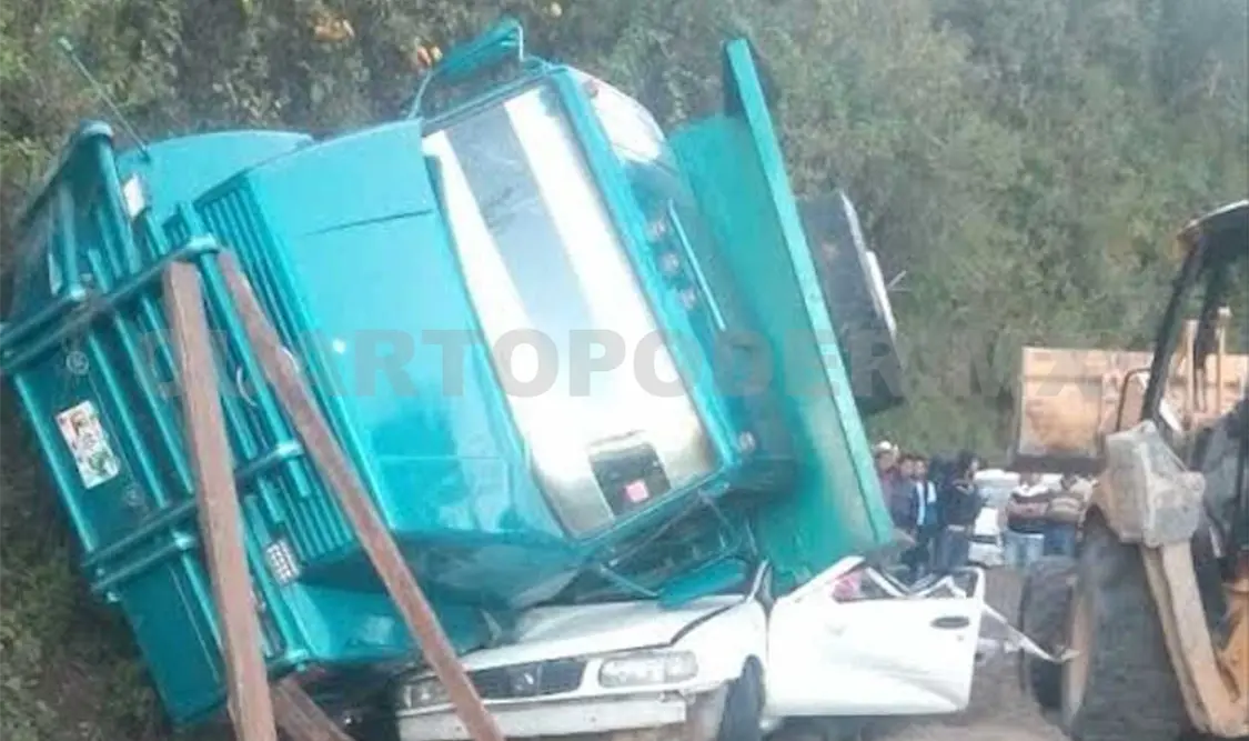Fallecen maestras aplastadas por un volteo