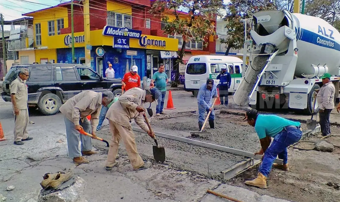 Empresa privada hace negocio con baches tuxtlecos