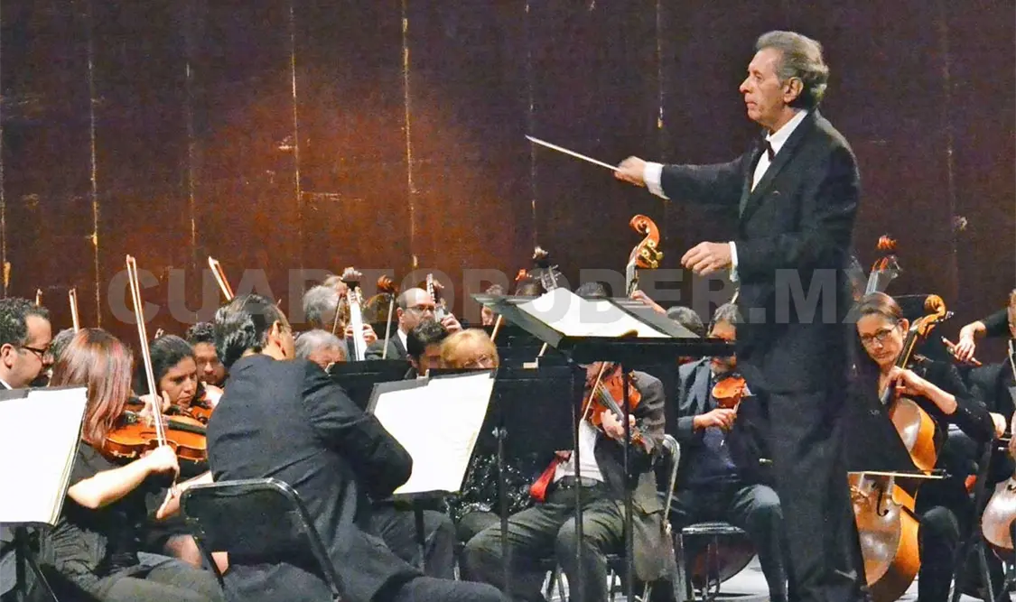 Enrique Bátiz dirigiendo la Orquesta Sinfónica del Estado de México. Cortesía
