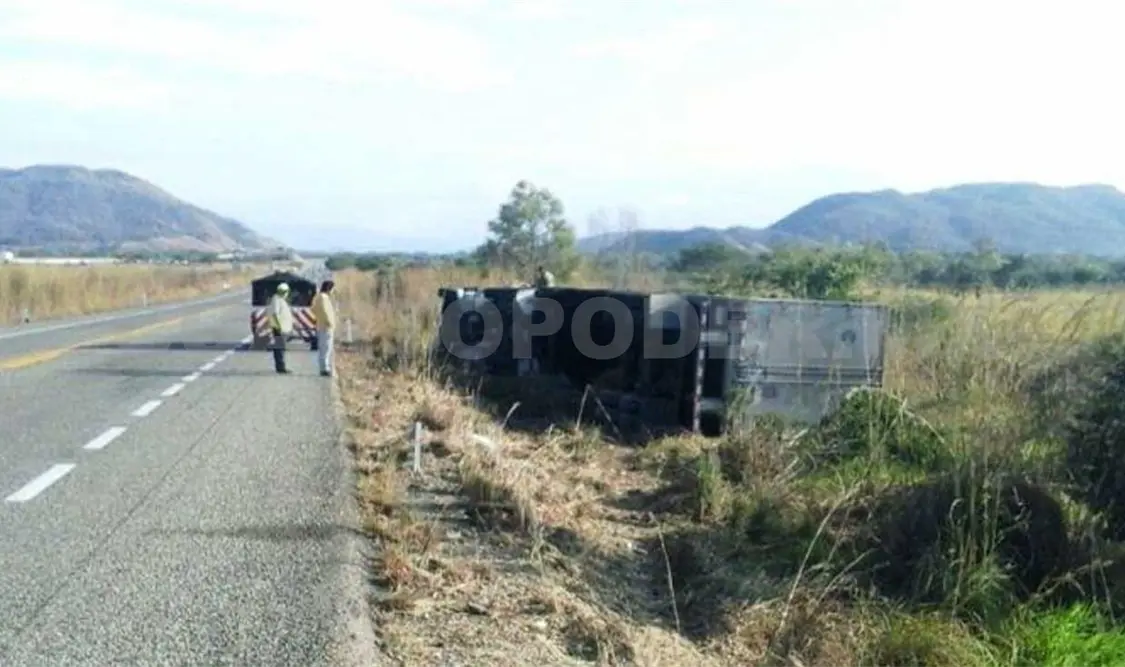 Tráiler volcó sobre la autopista a Arriaga