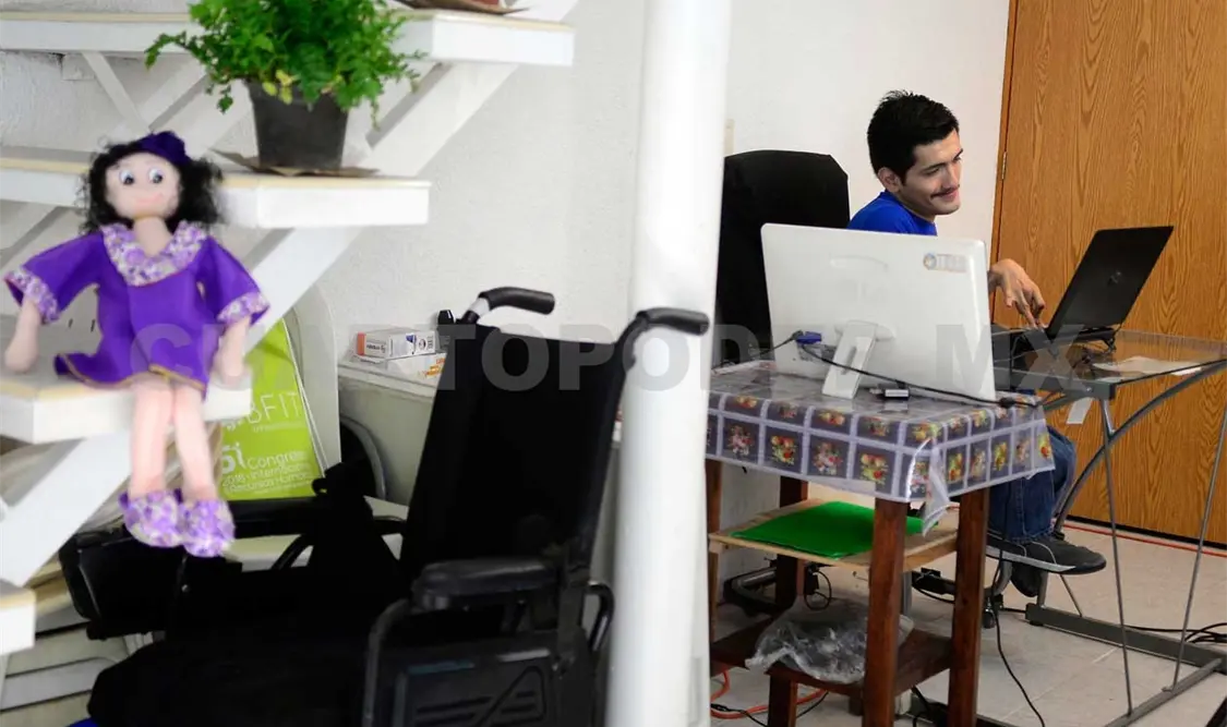 Aunque no puede hablar, el joven utiliza un generador automático de voz que descargó de internet. El Universal