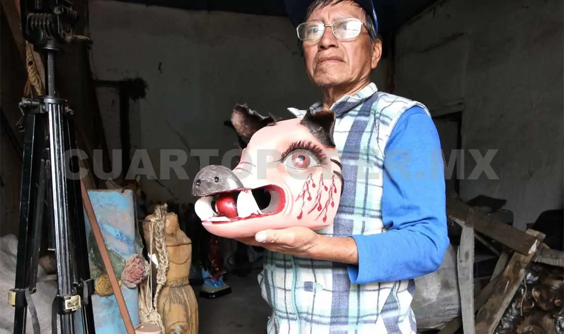 Don Concepción sujeta el Mahoma cabeza de Cochi, un personaje combatiente en la danza zoque. Diego Pérez /CP