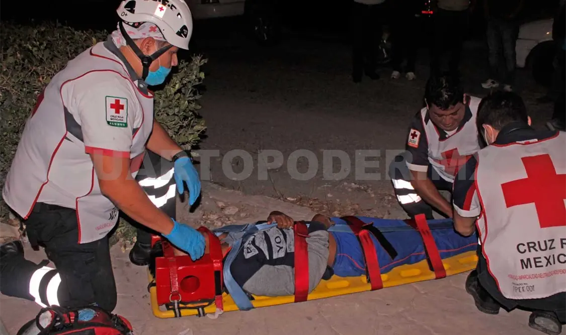 Paramédicos de la Cruz Roja Mexicana acudieron al punto para la valoración de las víctimas, siendo trasladadas a un nosocomio. Edberg Mayorga / CP