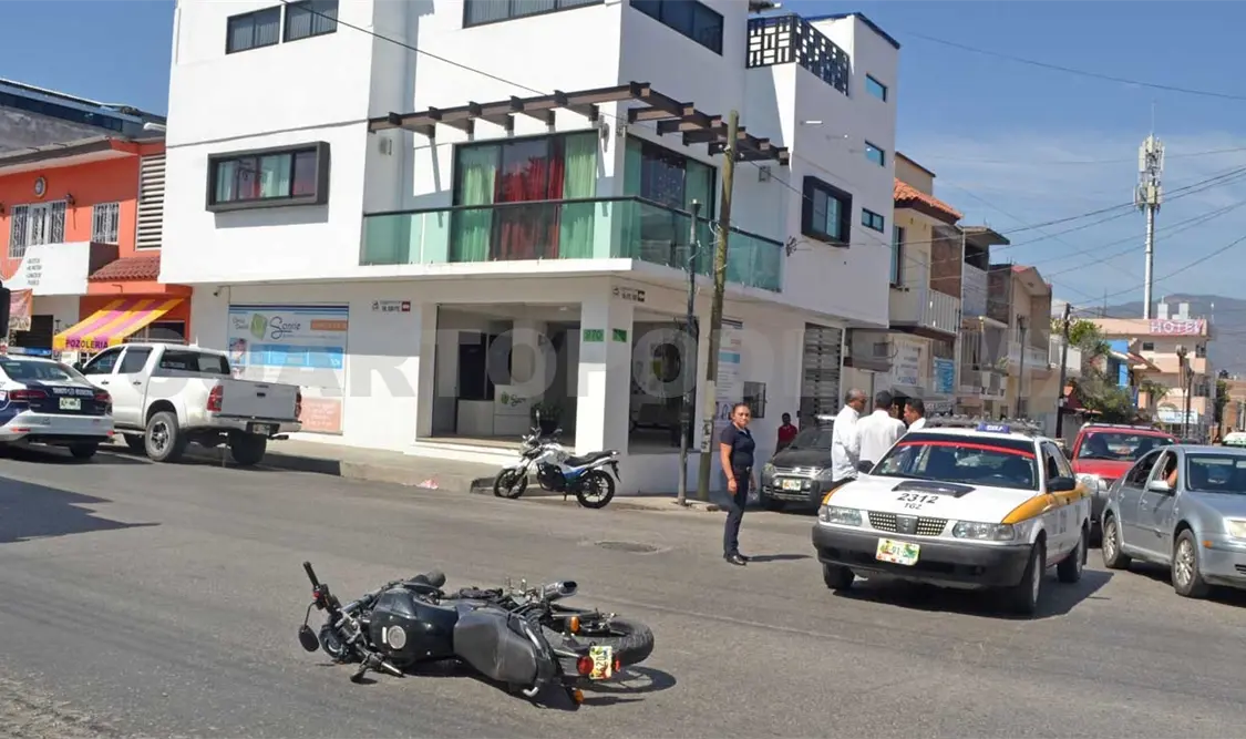 Enloquecido taxista intentó ganar el paso al motociclista y lo derribó, la víctima circulaba con preferencia. Rafael Victorio /CP