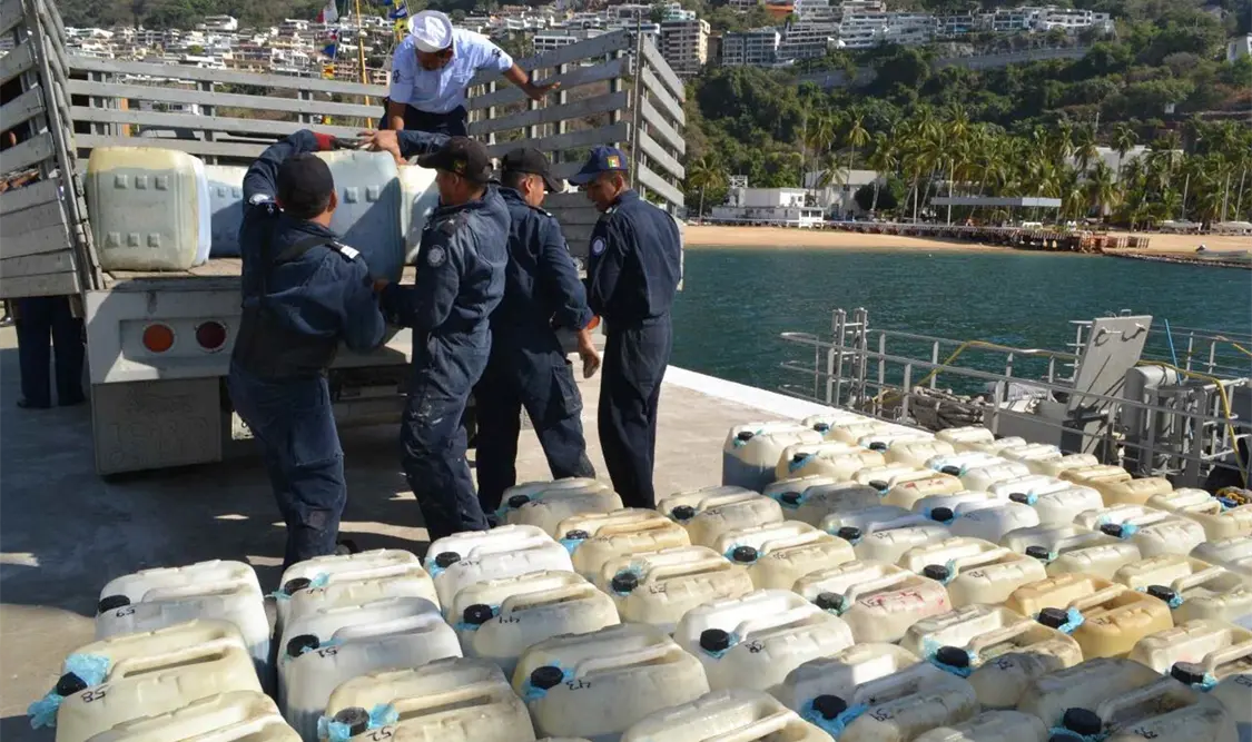 Marina asegura embarcación con más de tres mil litros de combustible