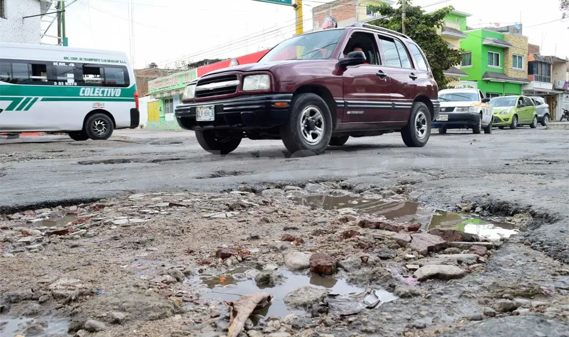 Festival del bache; ciudadanos le harán la chamba a edil