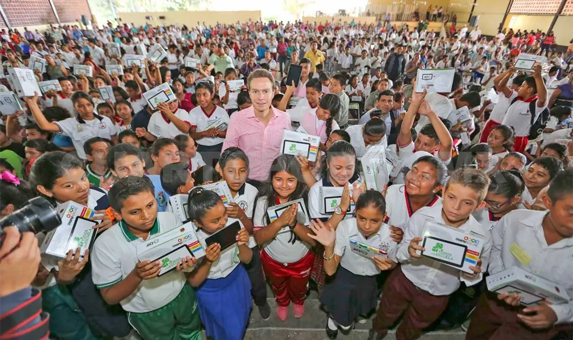 Beneficiados más de siete mil estudiantes con tabletas electrónicas
