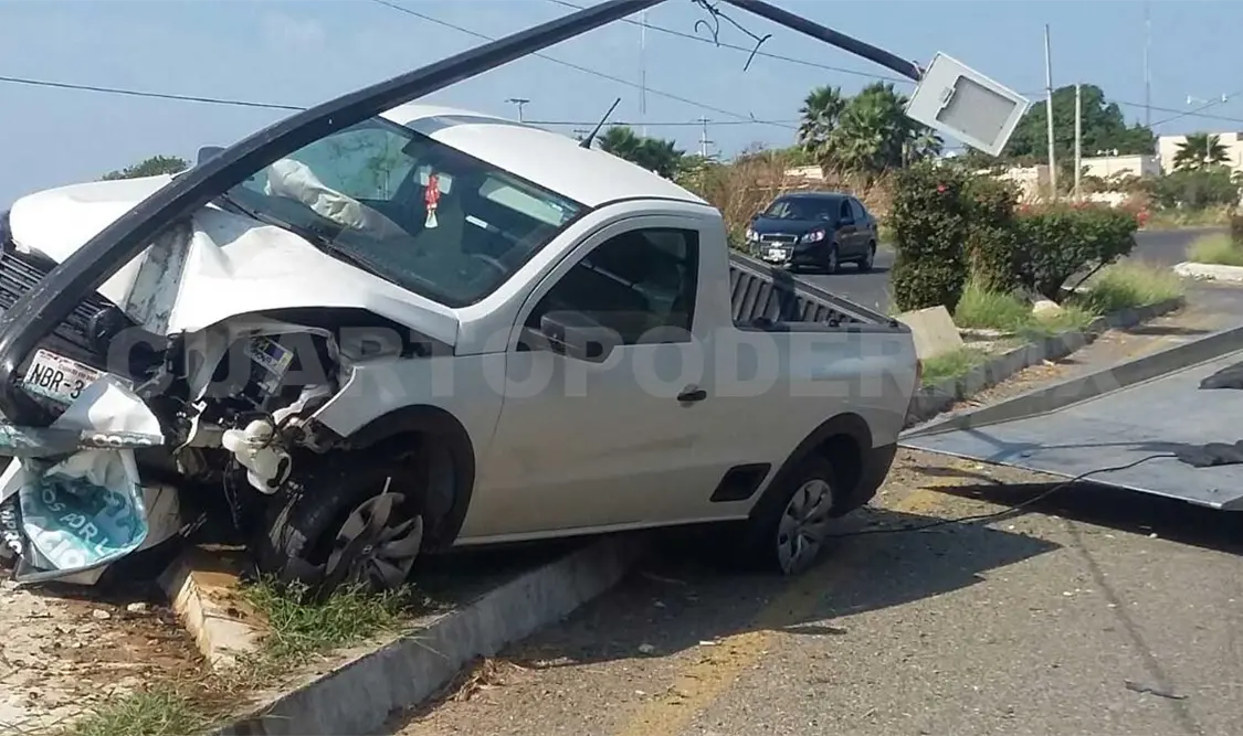 Camioneta se impacta contra poste de luz