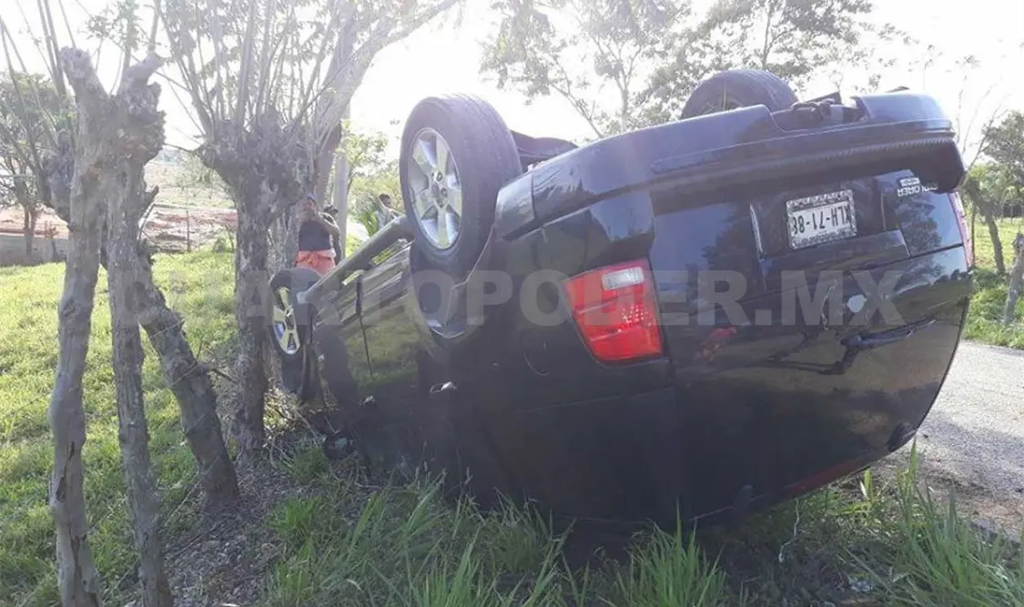 Pierde el control de su vehículo y vuelca