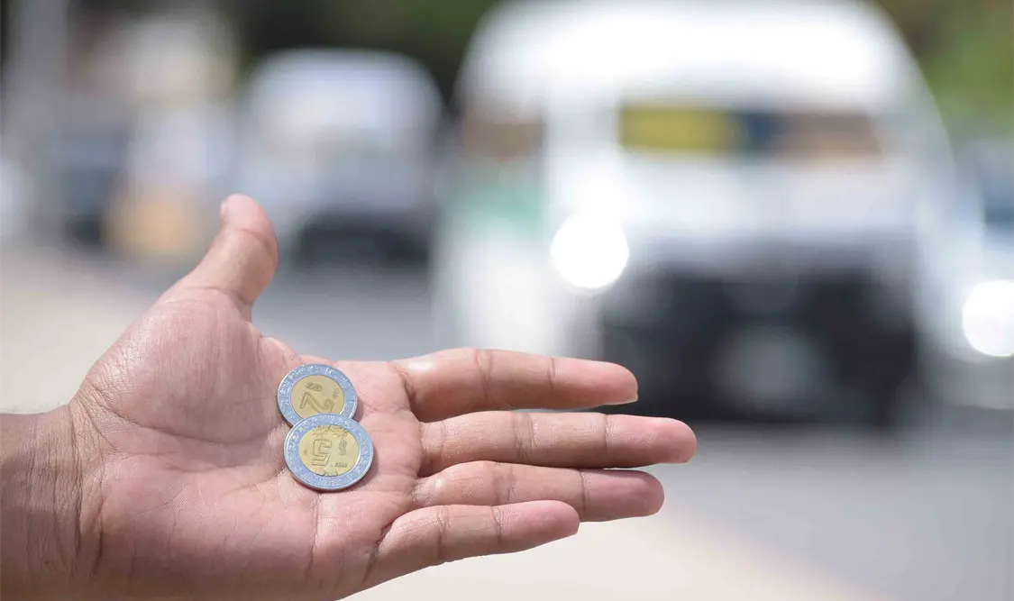 Algunas rutas, con papeles al interior y exterior de las unidades, confirmaron que el pasaje subió de seis a siete pesos. Foto: Guillermo Ramos / CP