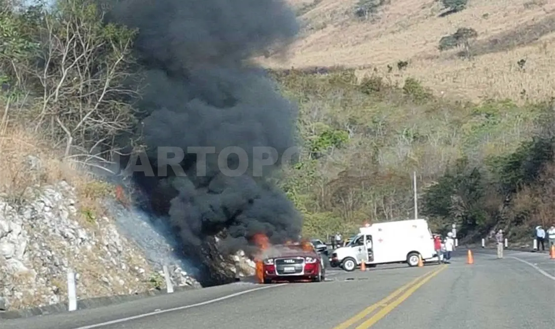 Se calcina vehículo en autopista