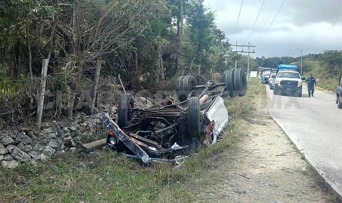 Camioneta se vuelca y el chofer resulta lesionado