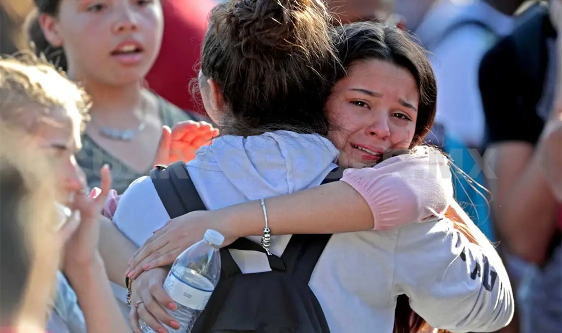 Emma González, una estudiante que sobrevivió al tiroteo, pronunció un apasionado discurso en el que urgió a Trump a controlar la venta y posesión de armas. Agencias
