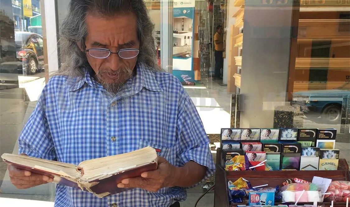 Juan López afirma que leer porque es la mejor manera de estar ocupado. Adrían Cisneros / CP