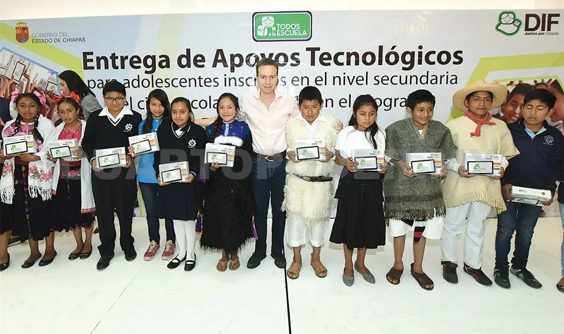 Como parte del programa Todos a la Escuela, el gobernador Manuel Velasco Coello entregó apoyos tecnológicos a estudiantes indígenas. CP