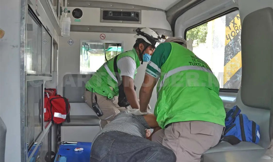 Paramédicos de Protección Civil Municipal trasladaron a la víctima a un hospital particular. Edberg Mayorga /CP
