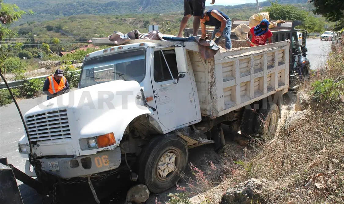 Autoridades de vialidad ordenaron que el camión fuera remolcado a un depósito vehicular. Edberg Mayorga /CP