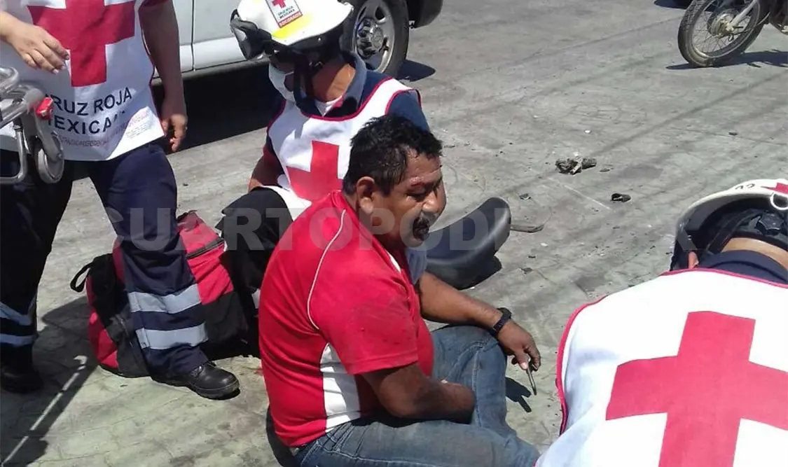 Rudy “N”, de 48 años de edad recibió atención de primeros auxilios y fue trasladado a un hospital. Rafael Victorio /CP