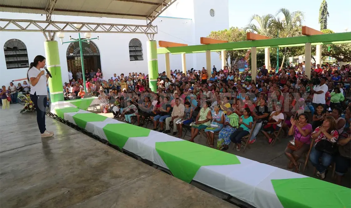 Entregan apoyos a familias de la Costa