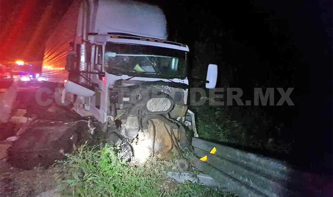 Siete muertos en accidente entre tráiler y transporte