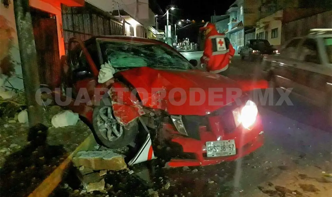 Ebrio causa accidente y queda lesionado