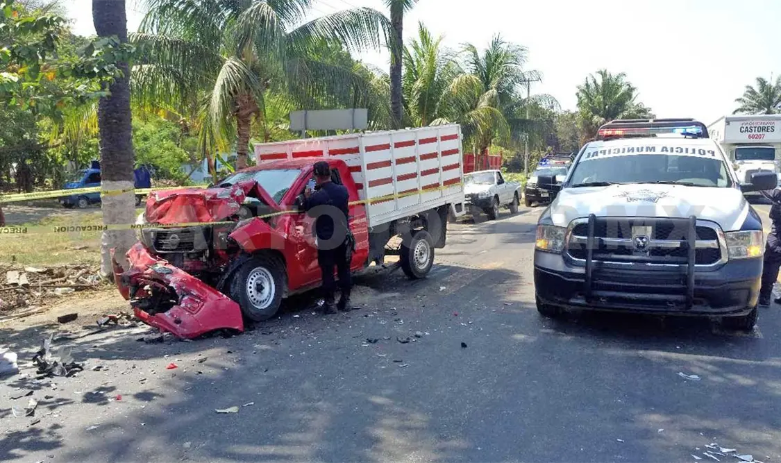Fallece conductor al impactar en colectivo