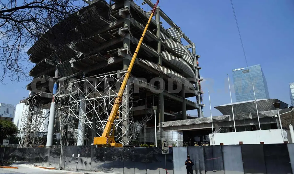 Colapsa losa de edificio en demolición