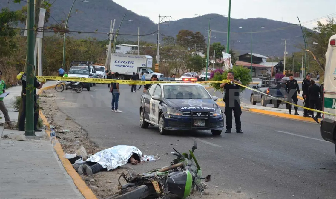 Motociclista muere al impactar contra poste